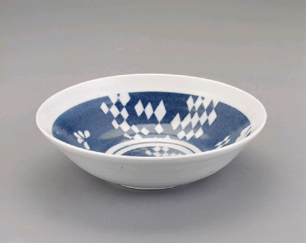 刻紋藍化釉土碗的焦點圖