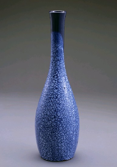 藍白釉瓶的焦點圖