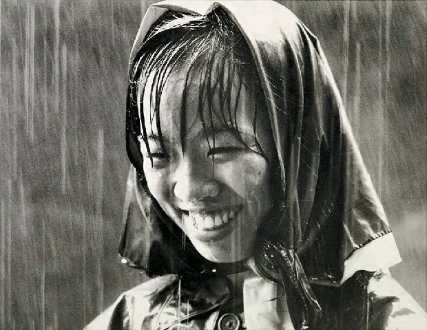 雨中微笑的焦點圖