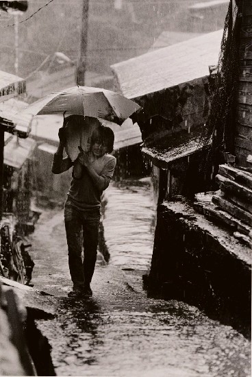 雨中扛米的八尺門男子的焦點圖