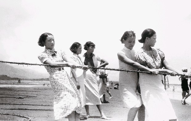 藏品:戰前戰後系列-姑娘拉網(淡水)的(1)張圖片