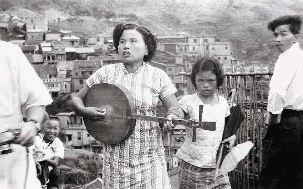 戰前戰後系列-盲女彈琴(瑞芳九份)的焦點圖