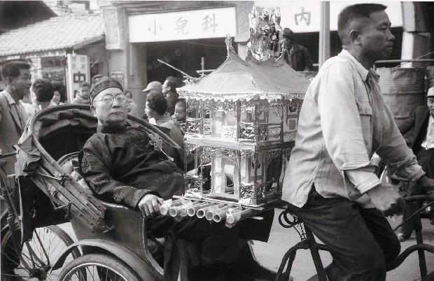 戰前戰後系列-迎神(台北迪化街)的焦點圖