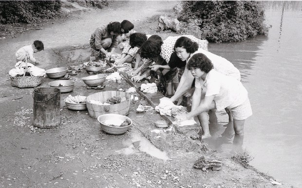 戰前戰後系列-客家婦女洗衣(新竹竹東)的焦點圖