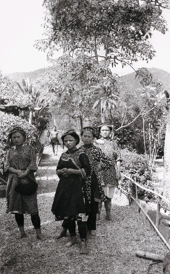 藏品:戰前戰後系列-原住民少女的(1)張圖片