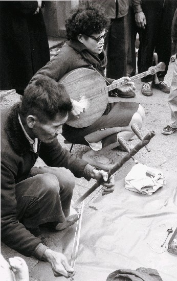 藏品:戰前戰後系列-盲女賣藝(台北市街頭)的(1)張圖片